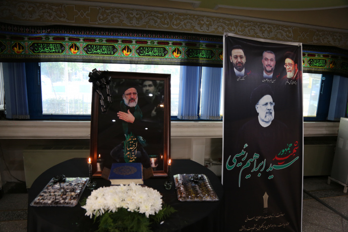 Holding a mourning ceremony for the martyrdom of the popular president and Khadim al-Reza (AS) at the University of Applied Sciences